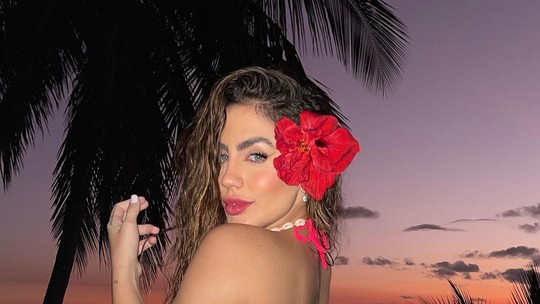 Influenciadora Catherine Bascoy, antes adepta do 'namoro santo', curte Réveillon com jogador do Fluminense