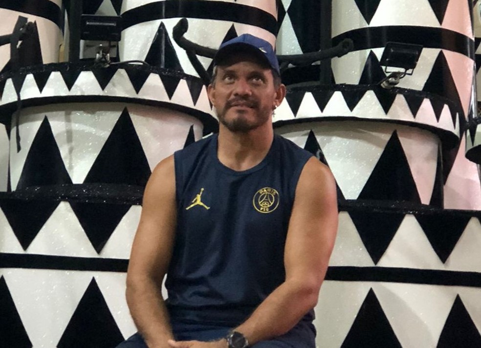O chefe de alegoria Anderson Abreu conta que o trabalho nos barracões de escola de samba começam dez meses antes do carnaval — Foto: Arquivo pessoal