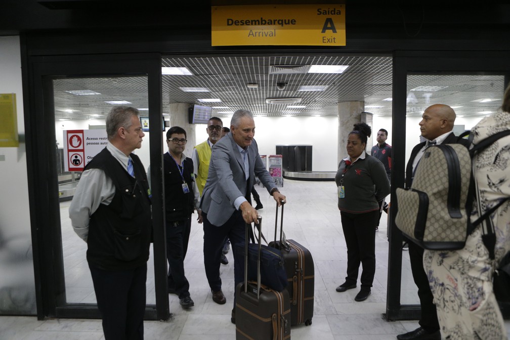 O técnico Tite na chegada ao Santos Dumont — Foto: Alexandre Cassiano