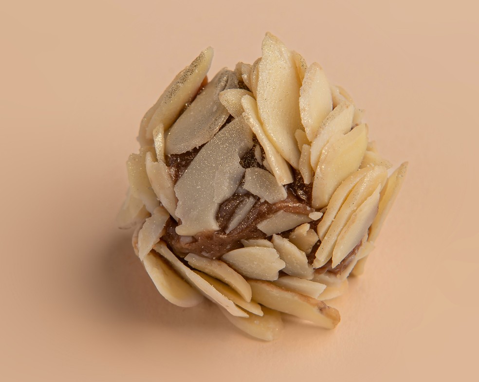 O brigadeiro de chocolate belga com lâminas de amêndoas torradas da Louzieh Doces — Foto: Lucas Souza/Divulgação