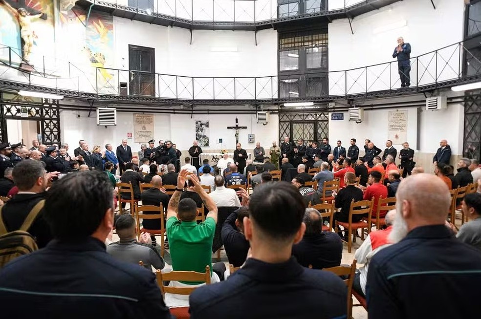 Papa Francisco na última visita à penitenciária de Regina Coeli, em Roma — Foto: AFP