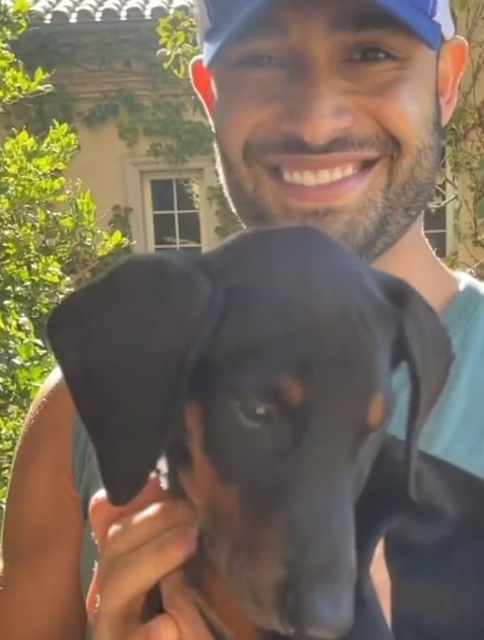 Ex-marido de Britney Spears com um dos cachorros — Foto: Reprodução/Instagram