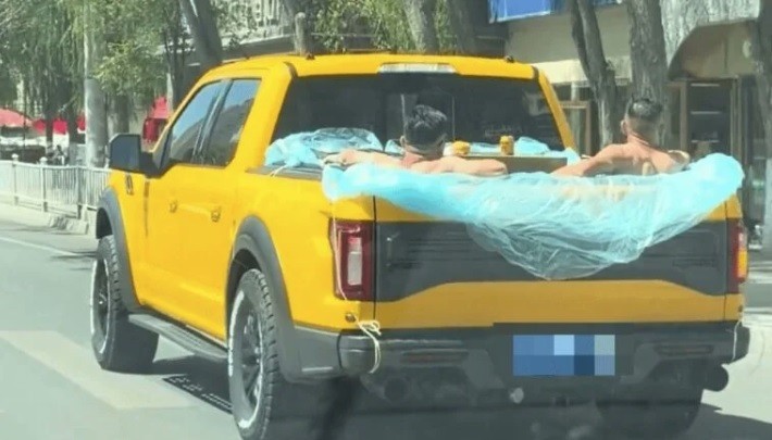 Para combater o calor, chineses transformam caçamba de picape em piscina ambulante - QTU Questões do Universo