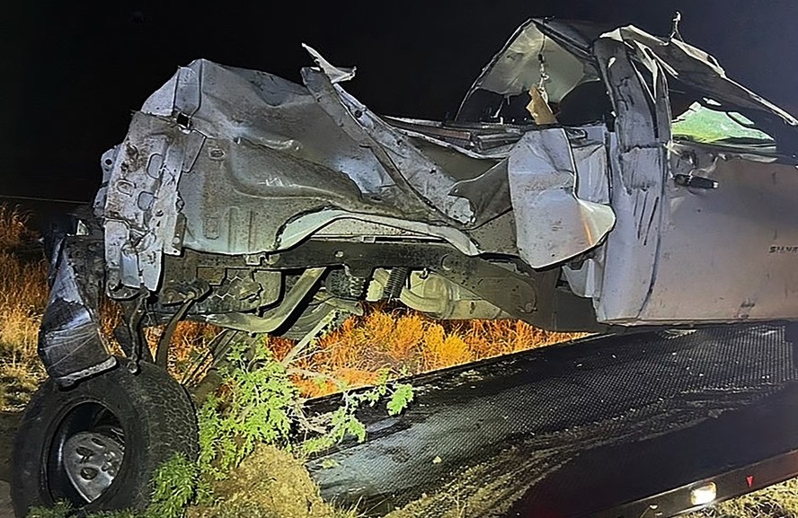 Adolescente de 13 anos rouba carro de polícia, dirige bêbada na contramão e capota com criança (Foto: Reprodução)