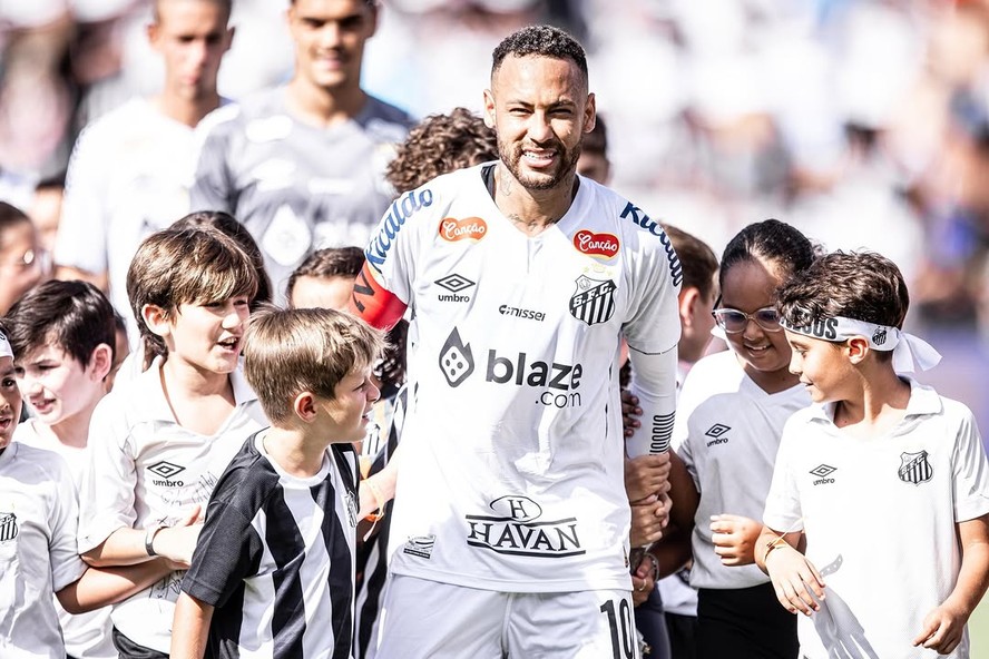 Neymar volta ao futebol brasileiro com idolatria de jovens e adultos