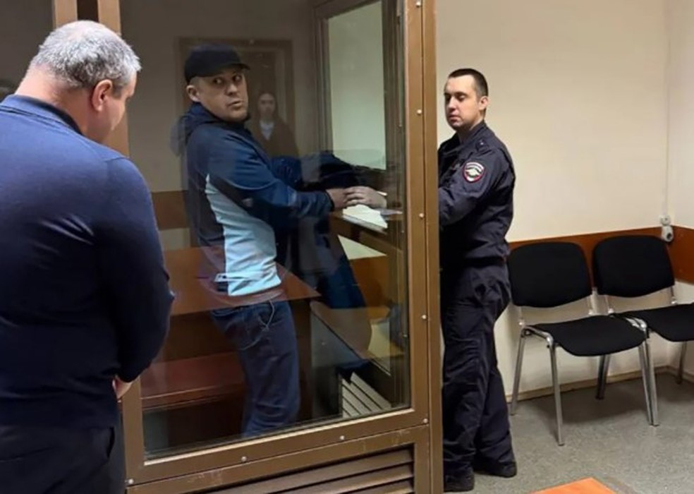 Dmitry Kuzmin em tribunal na R&uacute;ssia ap&oacute;s ataque contra a modelo Anzhelika Tartanova &mdash; Foto: Reprodu&ccedil;&atilde;o