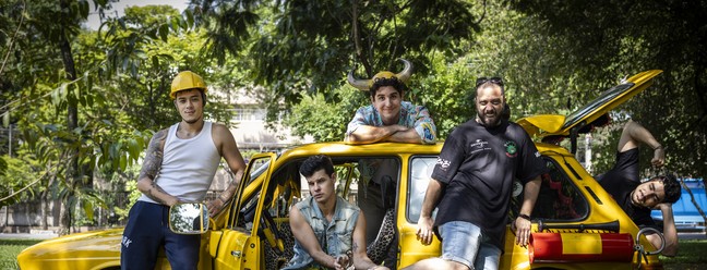 Em "Mamonas Assassinas — O filme" estão Ruy Brissac (como o vocalista Dinho), Robson Lima (que faz o tecladista Julio), Rhener Freitas (o baterista Sérgio), Adriano Tunes (o baixista Samuel) e Beto Hinoto (que interpreta seu tio Bento, guitarrista da banda) — Foto: Maria Isabel Oliveira