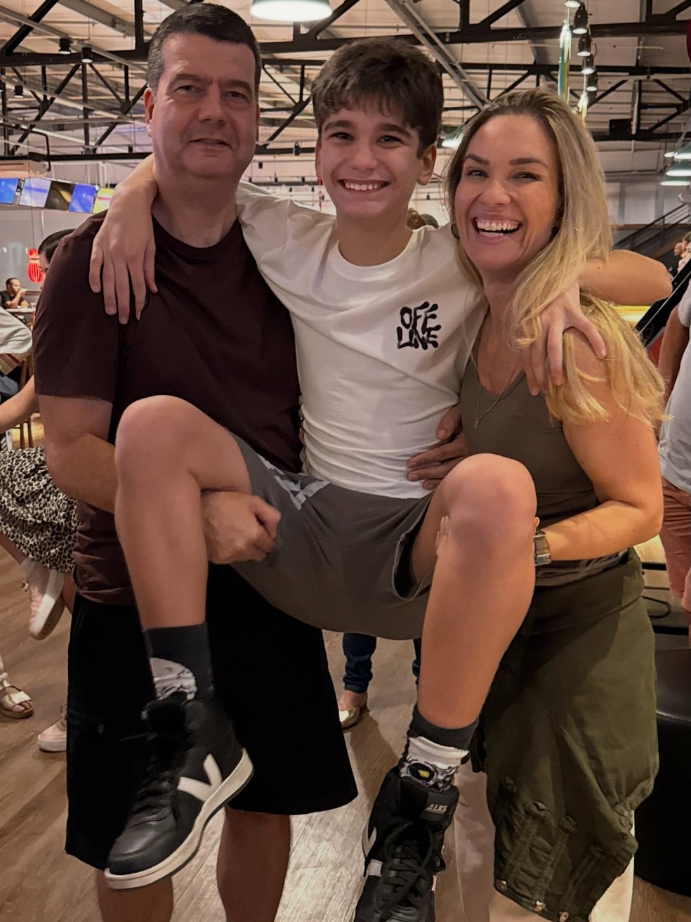 Andrezza Cruz com o marido Fernando Queiroz e o filho Lucas — Foto: reprodução/ instagram