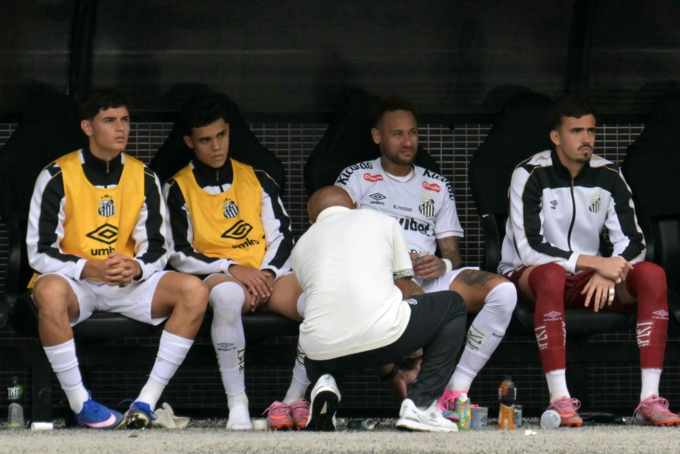 Neymar recebendo atendimento na panturrilha após substituição errônea — Foto: Nelson Almeida / AFP