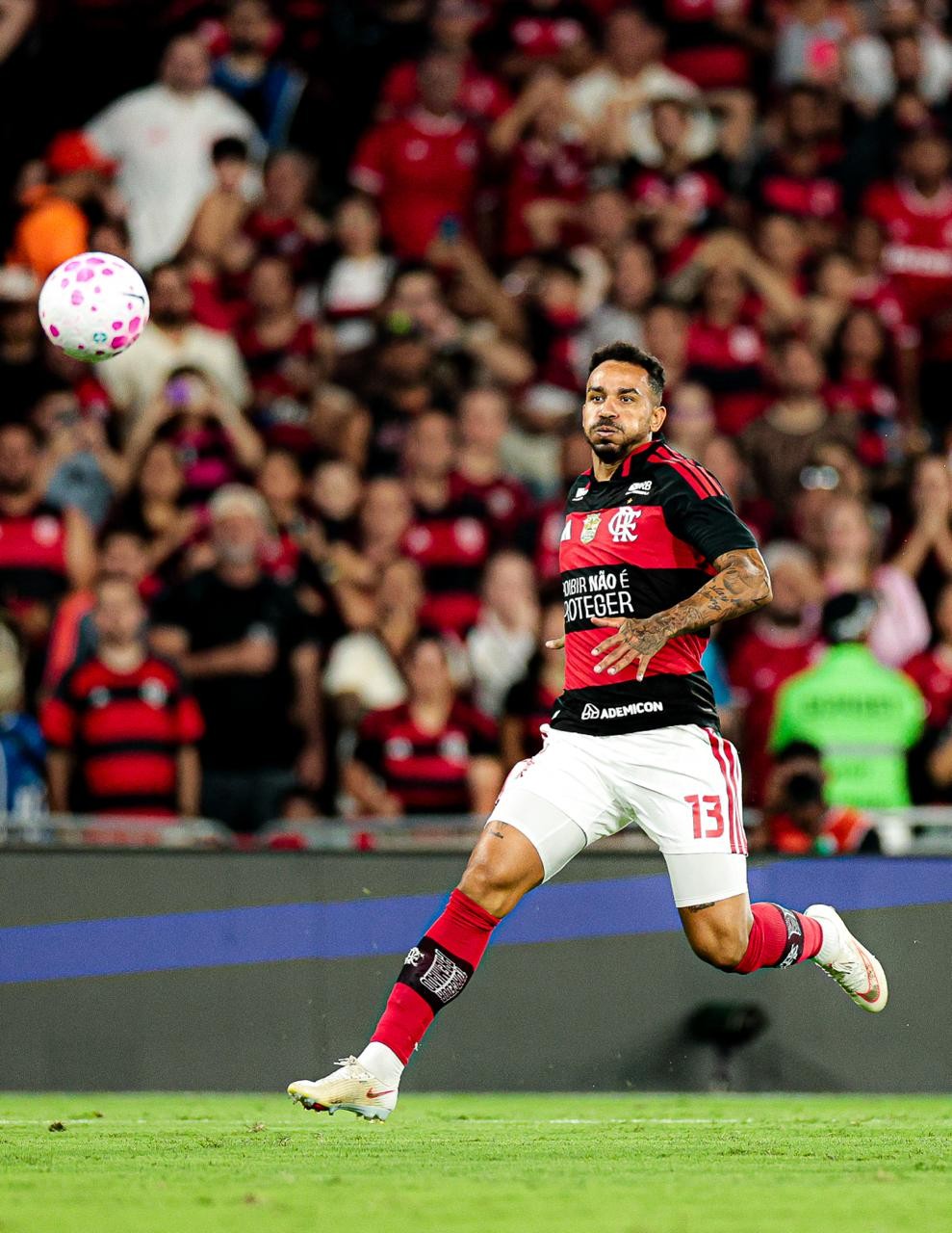 Danilo é encaminhado a hospital após sofrer impacto na face em clássico entre Flamengo e Fluminense