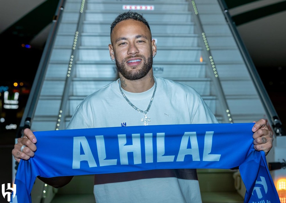 Neymar com a anel de compromisso  Foto: reproduo/ instagram