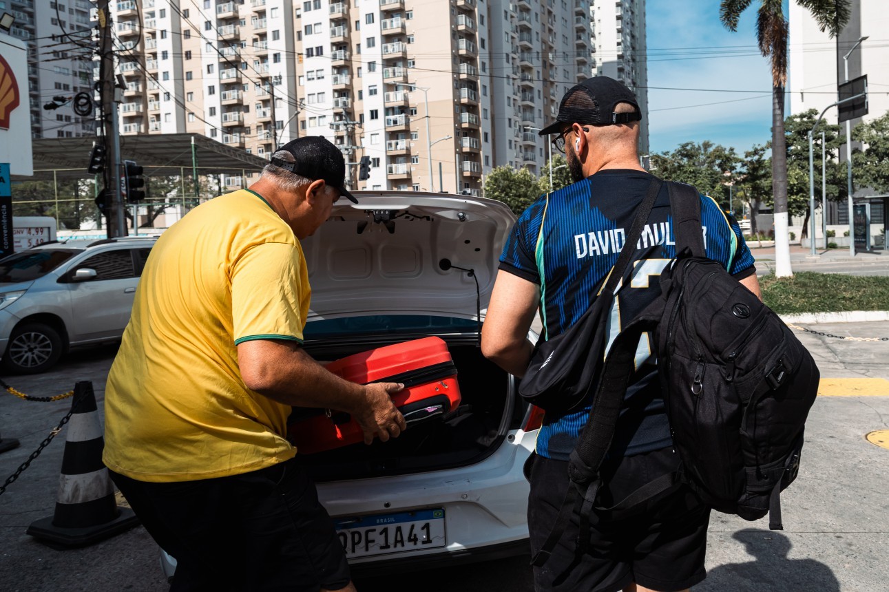 Alta nas passagens de ônibus e nos combustíveis impulsiona plataforma de carona no Rio; Detro trata como ilegal