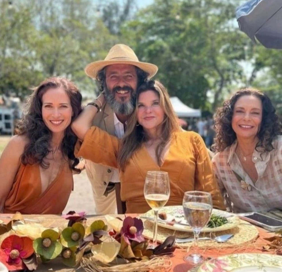 Gravação das cenas finais da novela Pantanal. Atrizes da novela original, Ingra Lyberato, Cristiana Oliveira e Giovanna Gold posam com Marcos Palmeira. — Foto: divulgação