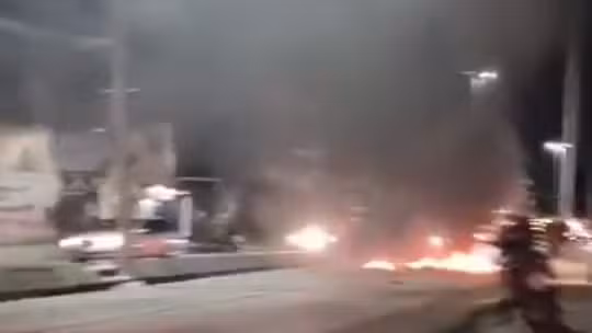 Protesto na Avenida Cesário de Melo interrompe circulação do BRT na Zona Oeste