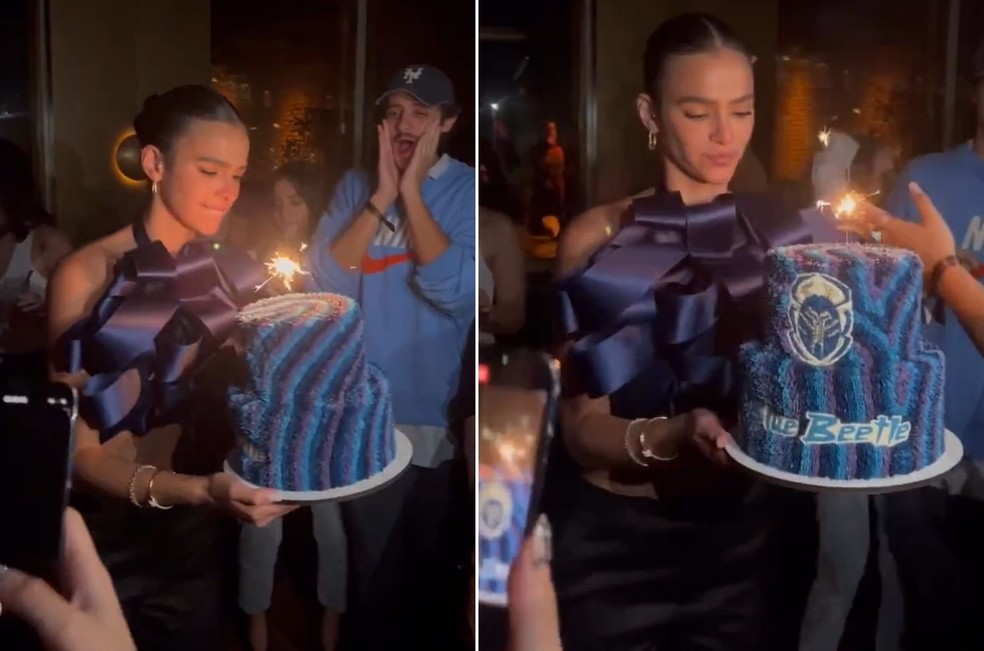 Bruna Marquezine comemora aniversário com Xolo Maridueña e bolo temático  'Besouro azul'