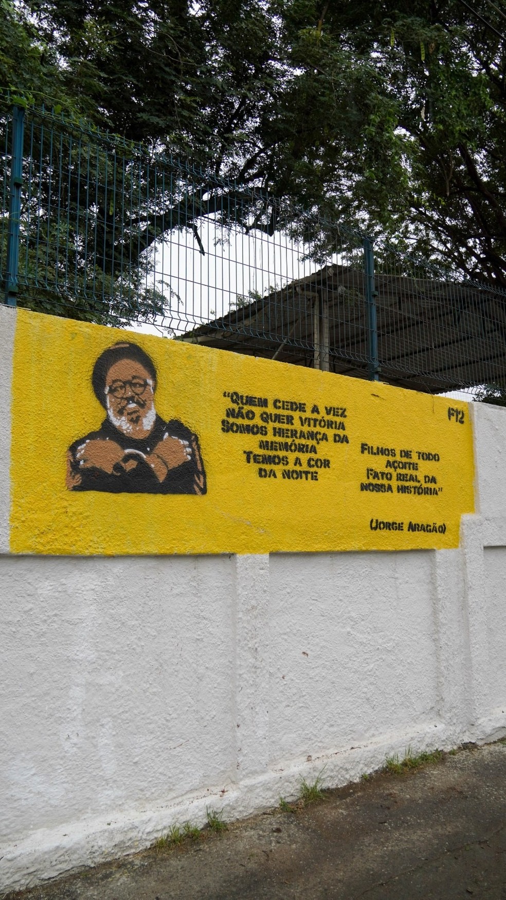 Homenagem a Jorge Aragão na escola pública em que ele estudou no Rio — Foto: Divulgação