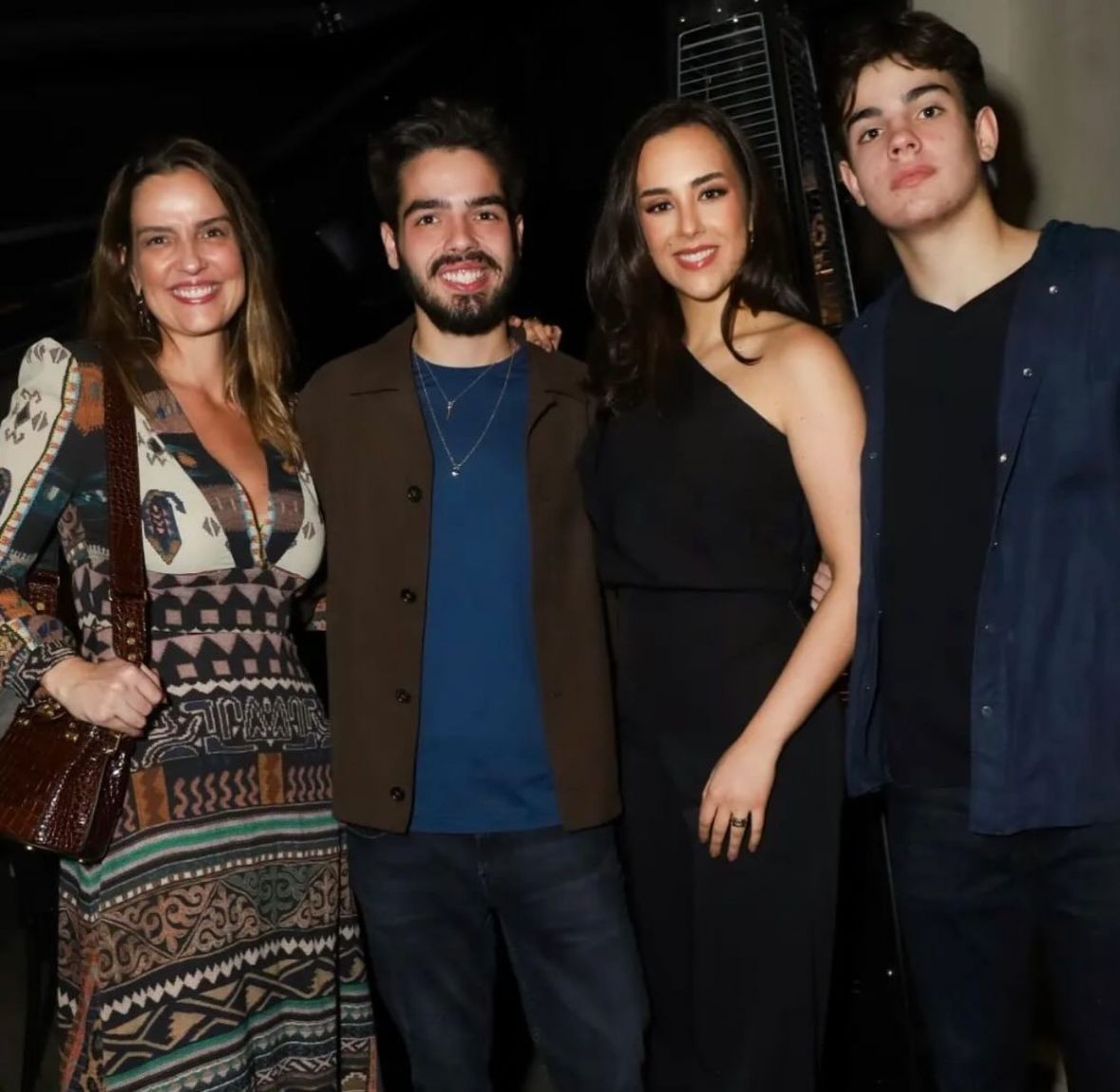 Mulher de Faustão posa com os três filhos do apresentador — Foto: Instagram