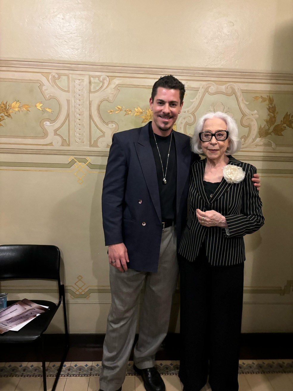 Fernanda Montenegro com Sacha Bali no lançamento de 'Vitória' — Foto: Divulgação
