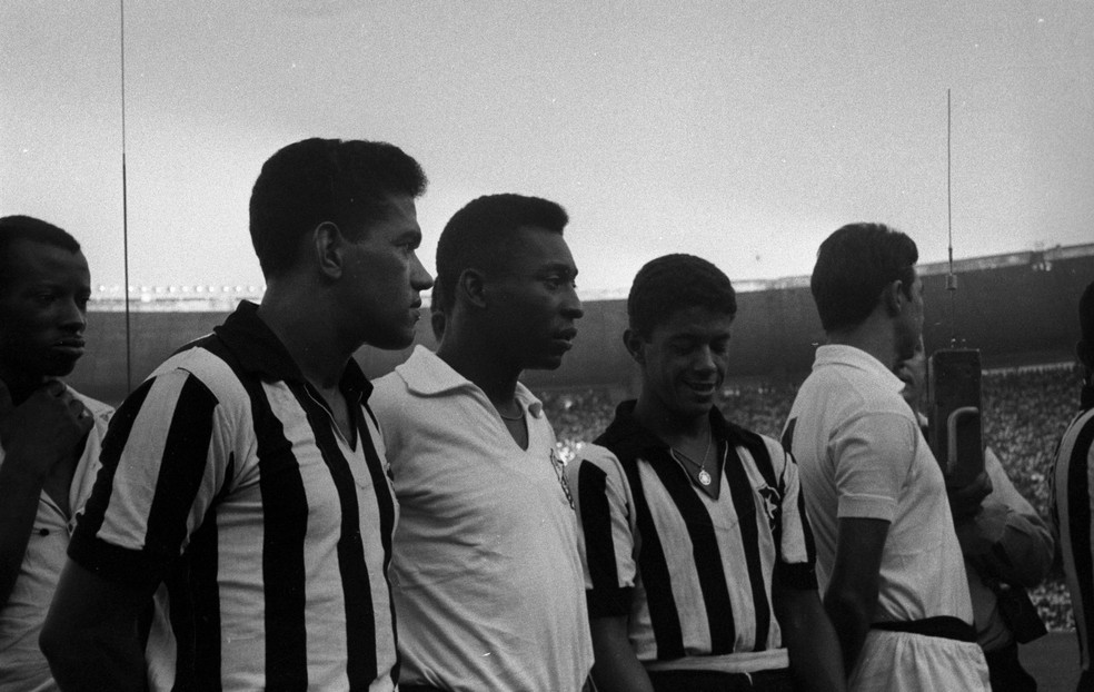 Garrincha, Pelé e Amarildo em jogo entre Botafogo e Santos pela Taça Brasil de 1962, no Maracanã. Time carioca venceu por 3 a 1 — Foto: Arquivo / O Globo