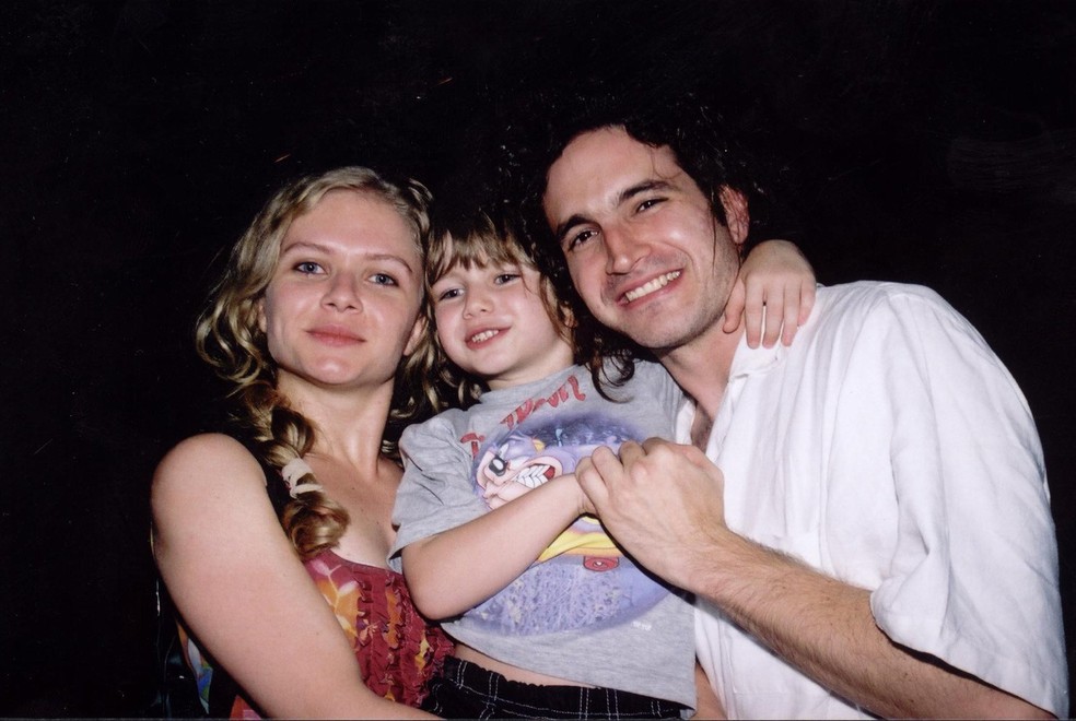 Bruno Ciocler, ainda criança, com o pai, Caco, e a mãe,  Lavínia Lorenzon, em 2002 — Foto: Divulgação