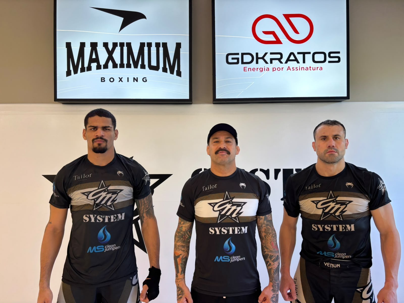 CMSystem celebra medalhas no wrestling enquanto mira desafios no MMA