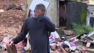 Na foto, Cláudio, avó do menino Calebe Jefferson Veloso Costa, que morreu em um desabamento em Japeri. — Foto: Reprodução TV Globo