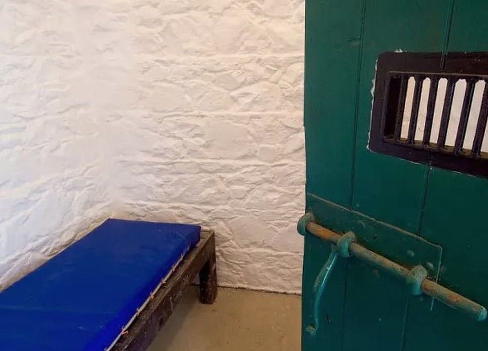 Cela na prisão de Sark — Foto: Reprodução