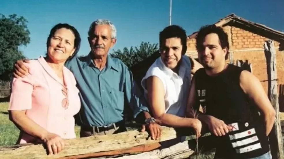 Dona Helena, seu Francisco Camargo, Zezé e Luciano — Foto: Reprodução/Instagram