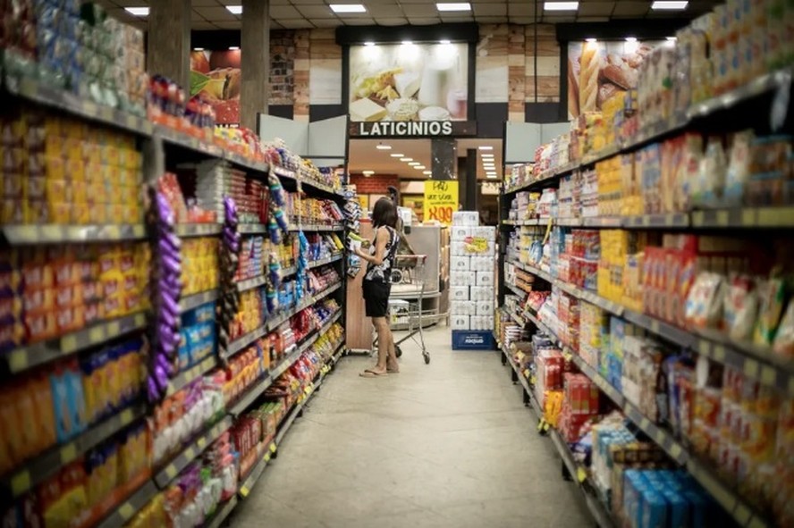 Preço da cesta básica cai em 15 das 17 capitais pesquisadas pelo Dieese. No Rio, valor médio é de R$ 848