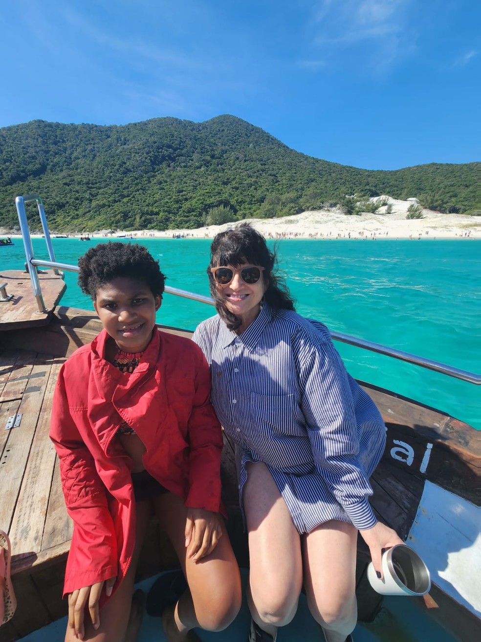 Júlia com a mãe Heliana Queiróz, em Arraial do Cabo — Foto: Divulgação