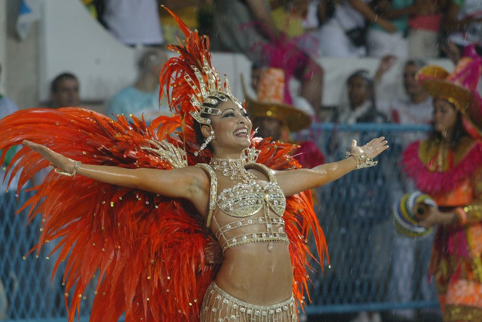 Juliana Paes em sua estreia na Viradouro, em 2004 — Foto: Gustavo Azeredo