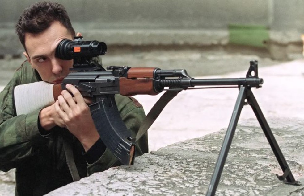 Combatente mira com fuzil durante a Guerra da Bósnia, em 6 de setembro de 1992 — Foto: AFP