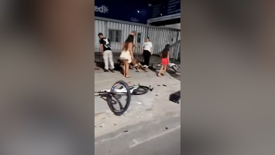 Motorista atropela seis pessoas no Largo da Batalha, em Niterói, e foge sem prestar socorro; vídeo