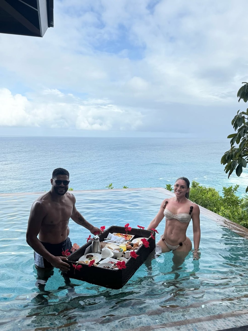 Hulk Paraíba e Camila Ângelo em ilha paradisíaca na África — Foto: Reprodução/Instagram