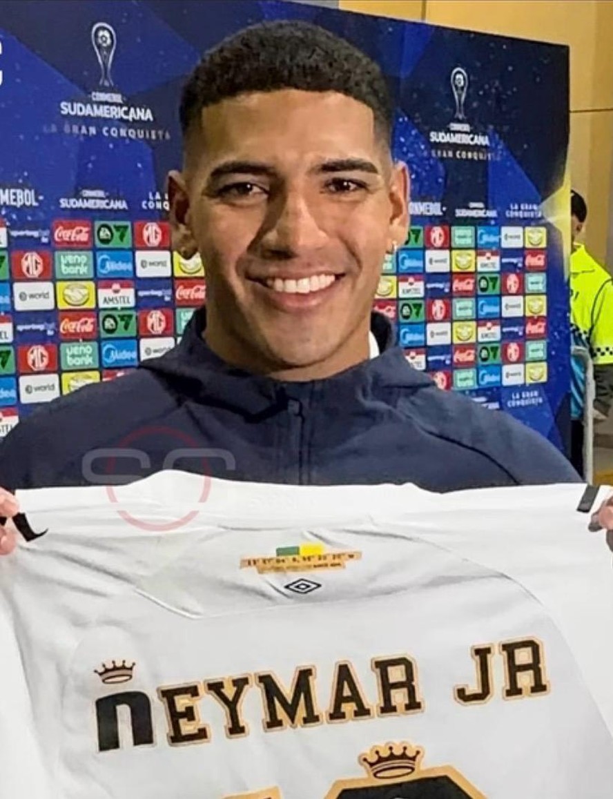 Jogador do San Lorenzo ganha camisa de Neymar