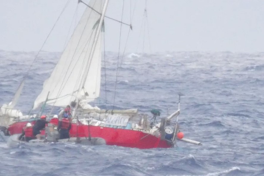 Capitão de veleiro morre, e mulher e filha ficam à deriva no Pacífico