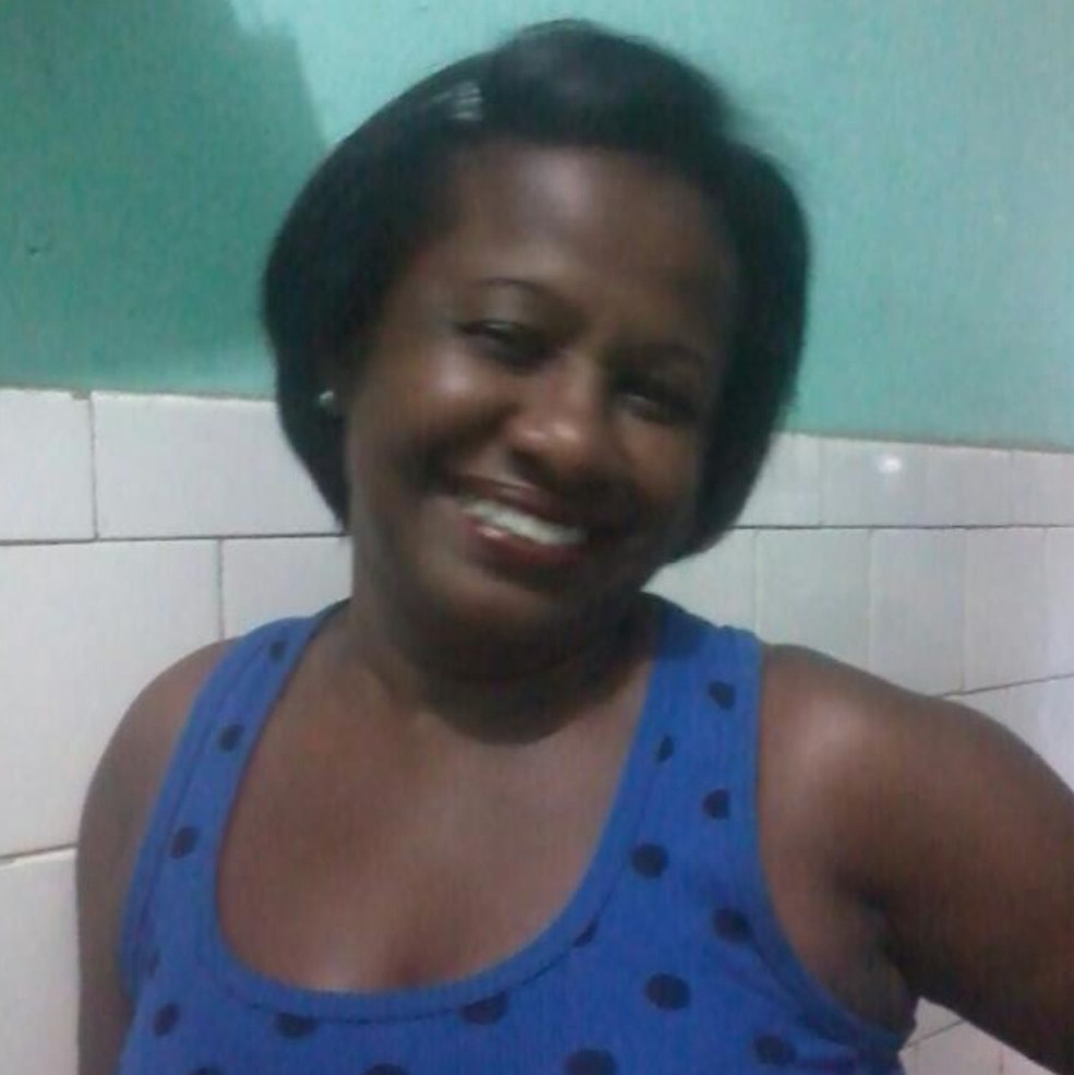 Clea Machado paga as compras de supermercado com cartão — Foto: Arquivo pessoal