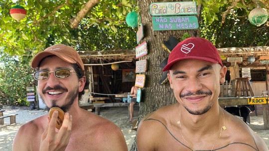 Johnny Massaro celebra início de ano na Bahia ao lado do novo namorado