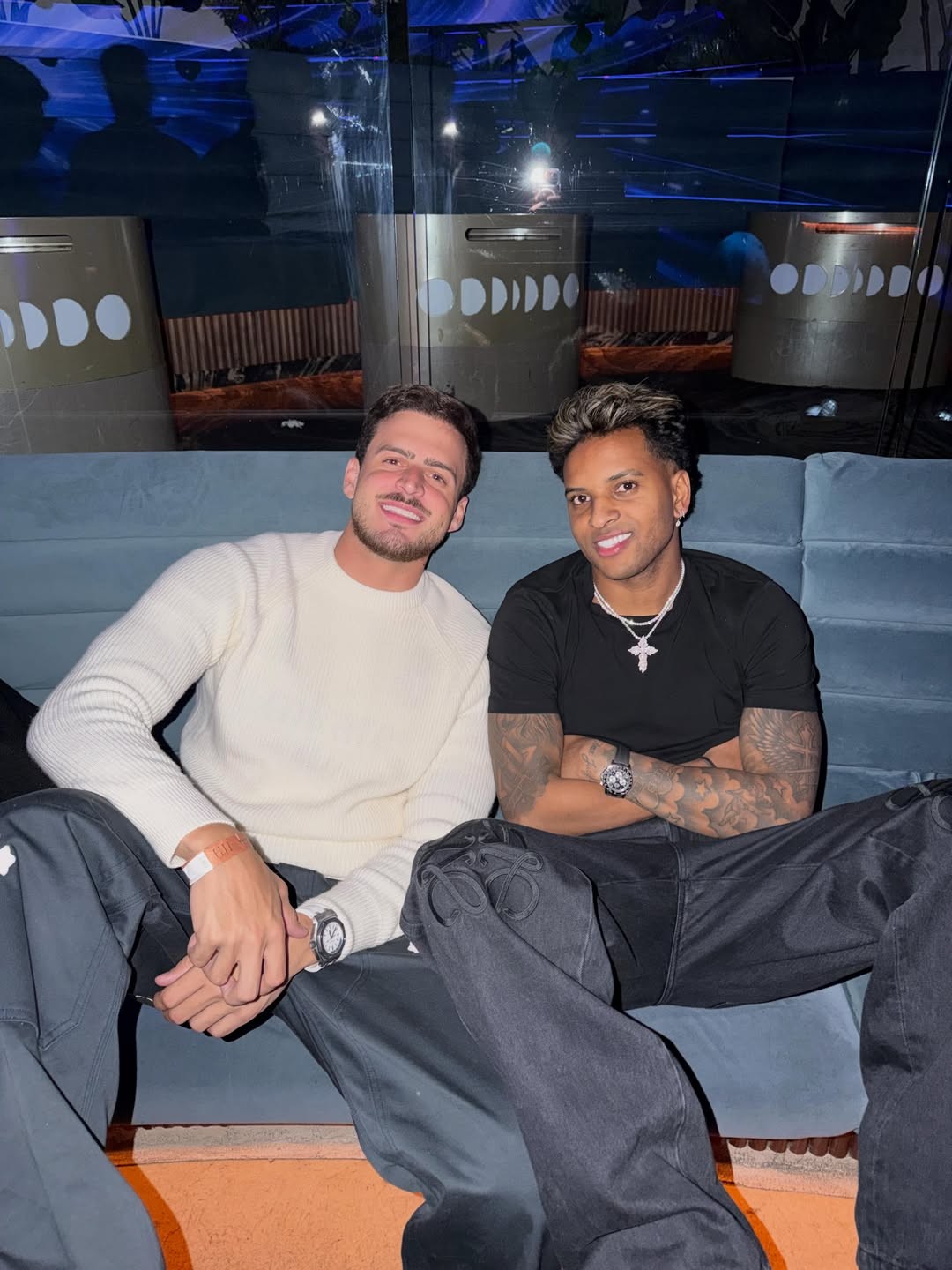 Rodrygo Goes e Jon Vlogs promovem festa secreta: Saiba de quanto é a multa para quem vazar fotos