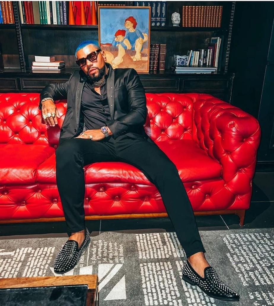 Naldo entra na zoeira e lança música que ironiza sua fama de mentiroso Famosos extra