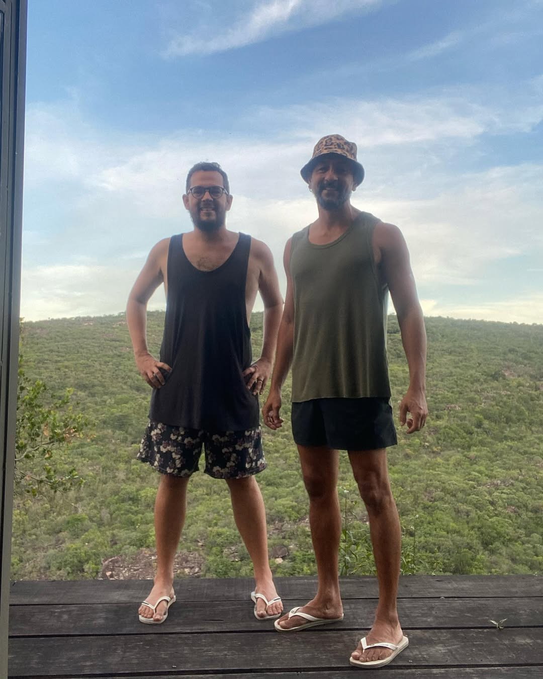 Irandhir Santos com o marido Roberto Efrem Filho — Foto: Reprodução/ Instagram