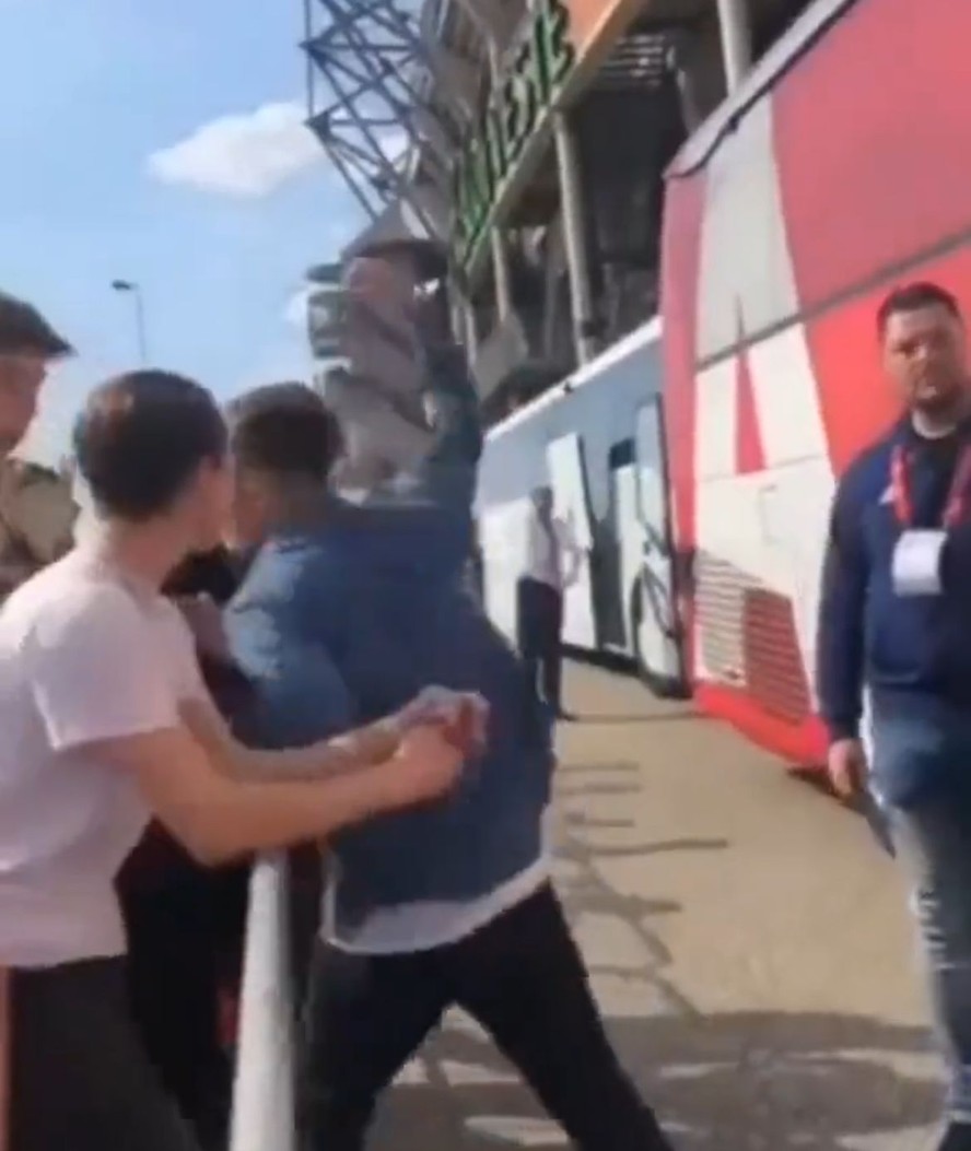 Atacante do Ajax dá soco em torcedor que ofendeu seu companheiro de equipe