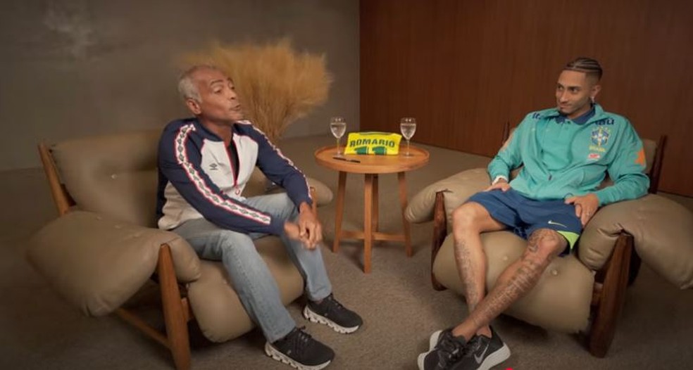 Raphinha em entrevista ao ex-jogador e hoje senador Romário — Foto: Reprodução