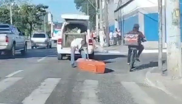Vídeo mostra quando caixão cai do carro da funerária no meio da rua 