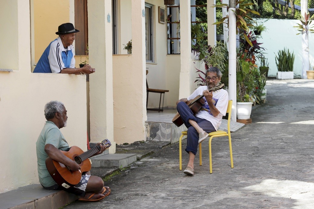 Tarde comum de músia no Retiro dos Artistas — Foto: Roberto Moreyra - Extra