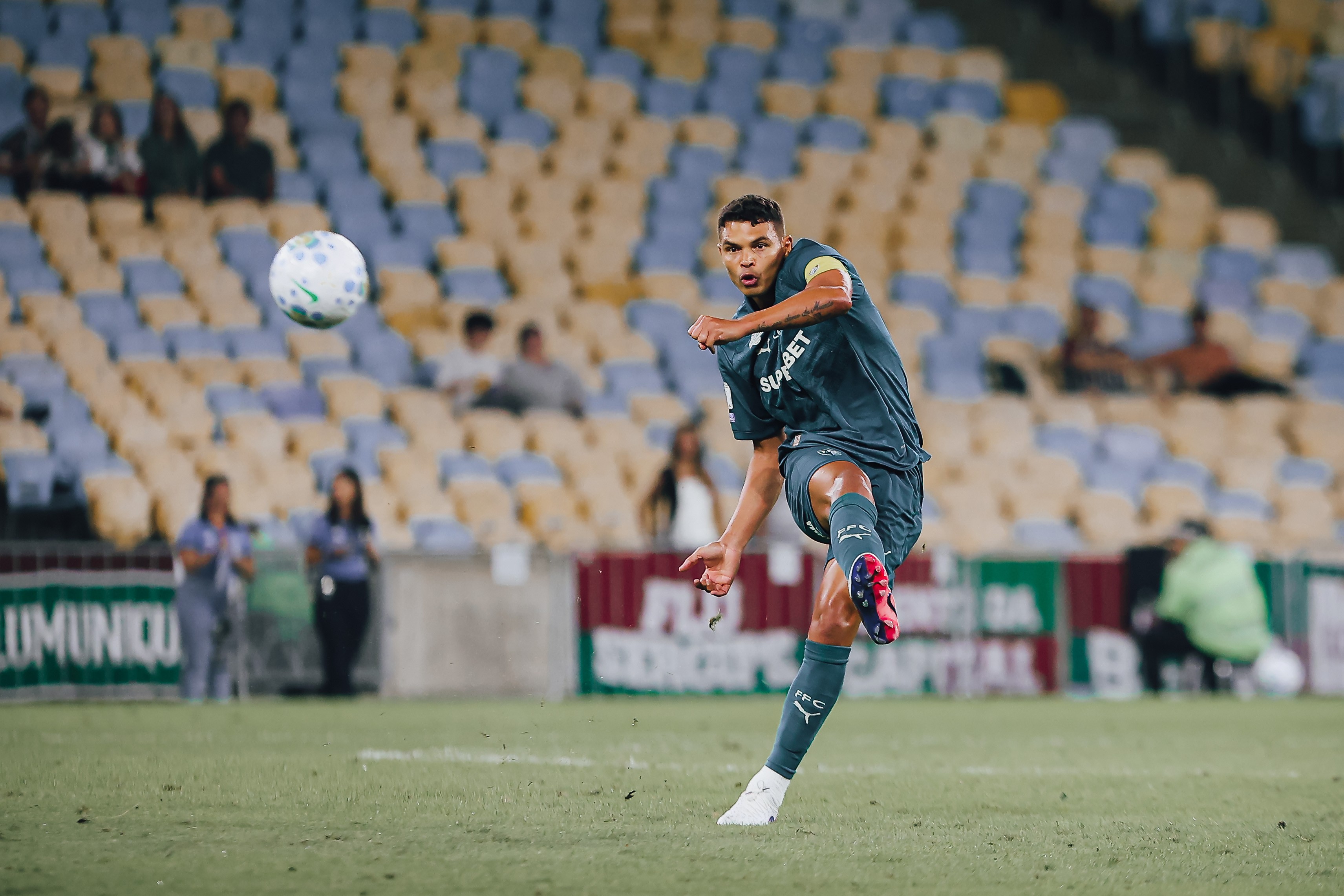 Principal liderança do elenco do Fluminense, Thiago Silva chega aos 42 anos de olho no presente e no futuro