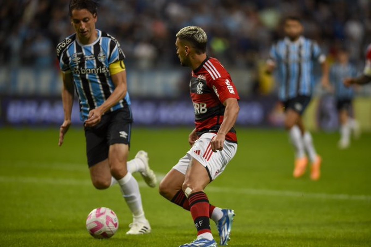 Flamengo sofre três gols em dez minutos, perde para o Grêmio e cai para ...