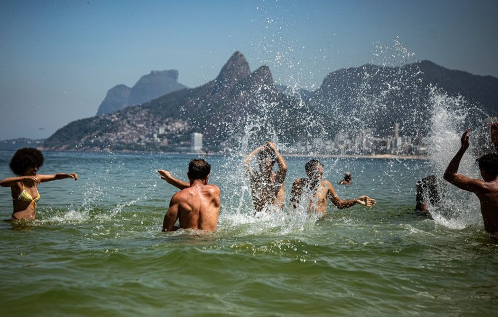 Praia do Arpoador: banhistas poder&atilde;o aproveitar o mar antes da chegada do frio &mdash; Foto: Hermes de Paula / Ag&ecirc;ncia O Globo