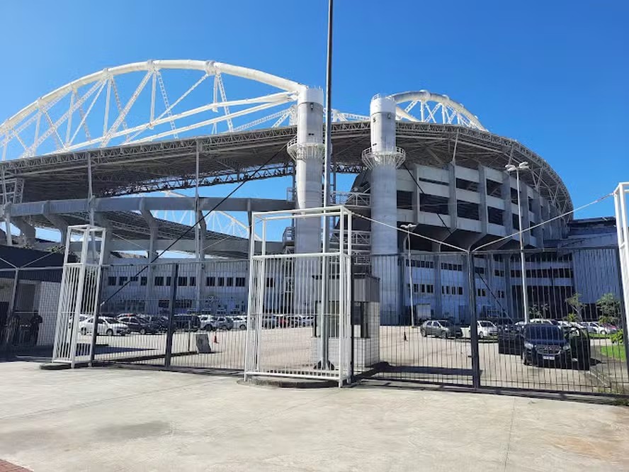Vasco vai levar clássico com Flamengo para Nilton Santos para 'respeitar o intervalo do gramado do Maracanã'; entenda
