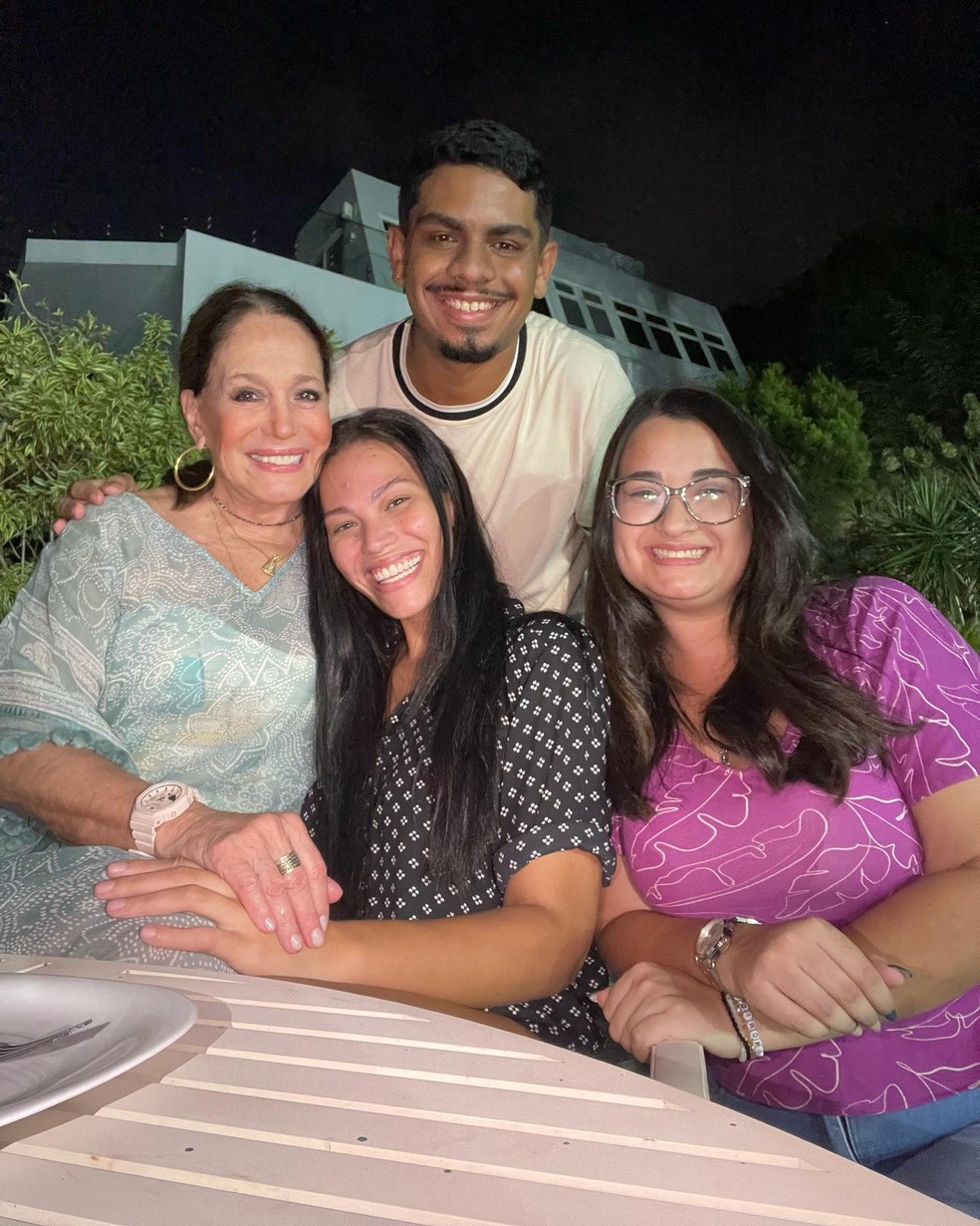 Susana Vieira com fãs em sua mansão no Itanhangá — Foto: reprodução/ instagram
